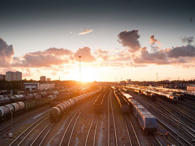 Technical controlling of train stations